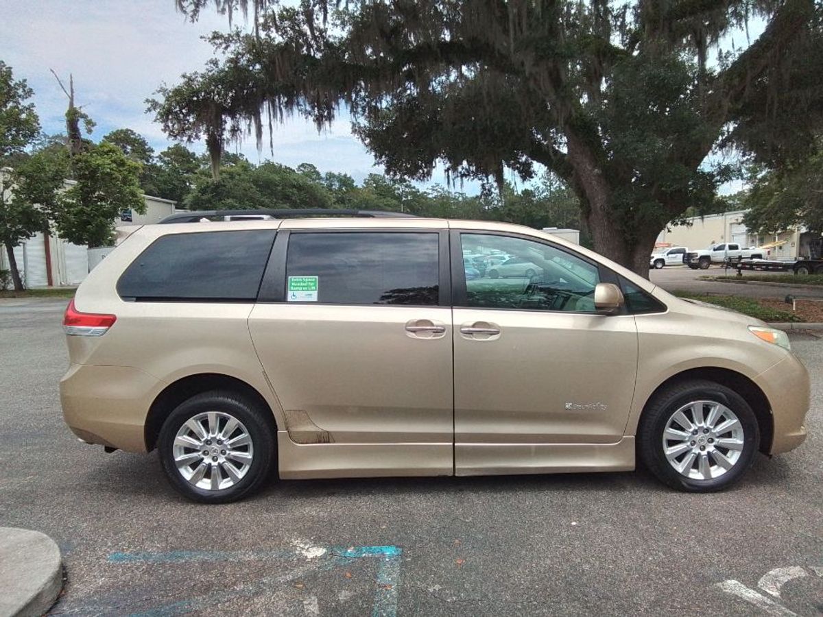 2011 TOYOTA SIENNA - Image 5
