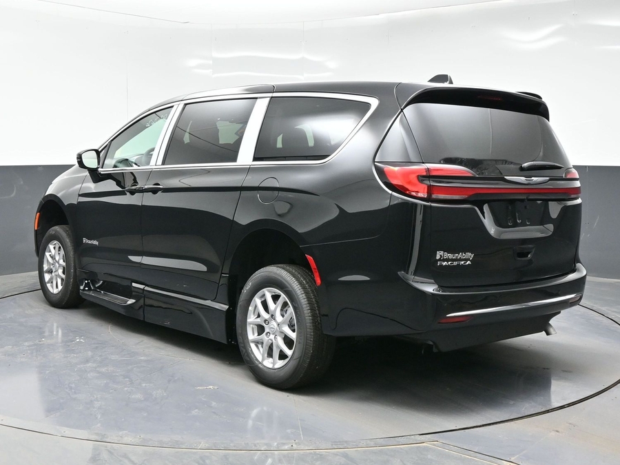 Black Chrysler Pacifica image number 1