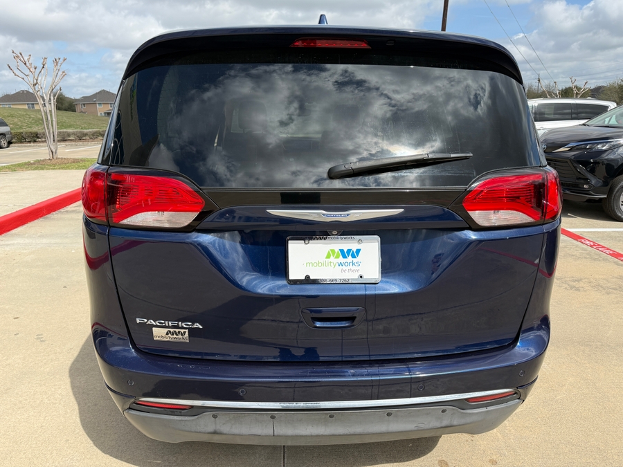 Blue Chrysler Pacifica image number 3