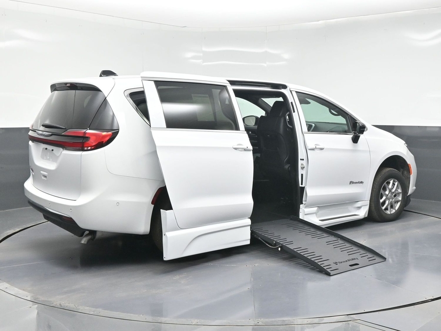 New 2025 Chrysler Pacifica Select Safety - BraunAbility Side Entry Entry Fold Out Automatic Ramp