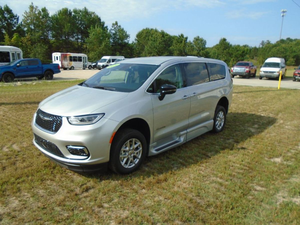Silver Chrysler Pacifica image number 21