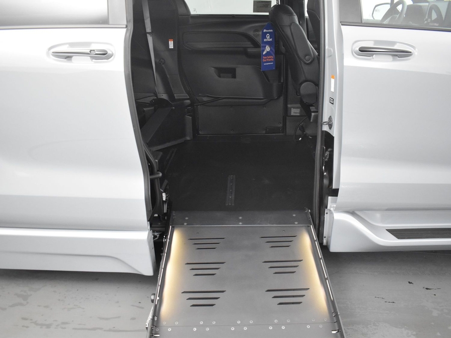 New 2025 Toyota Sienna Hybrid XSE - BraunAbility Side Entry Entry Fold Out Automatic Ramp