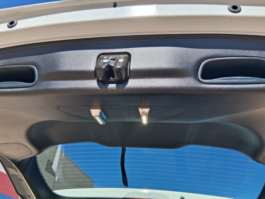 White Chrysler Voyager image number 11