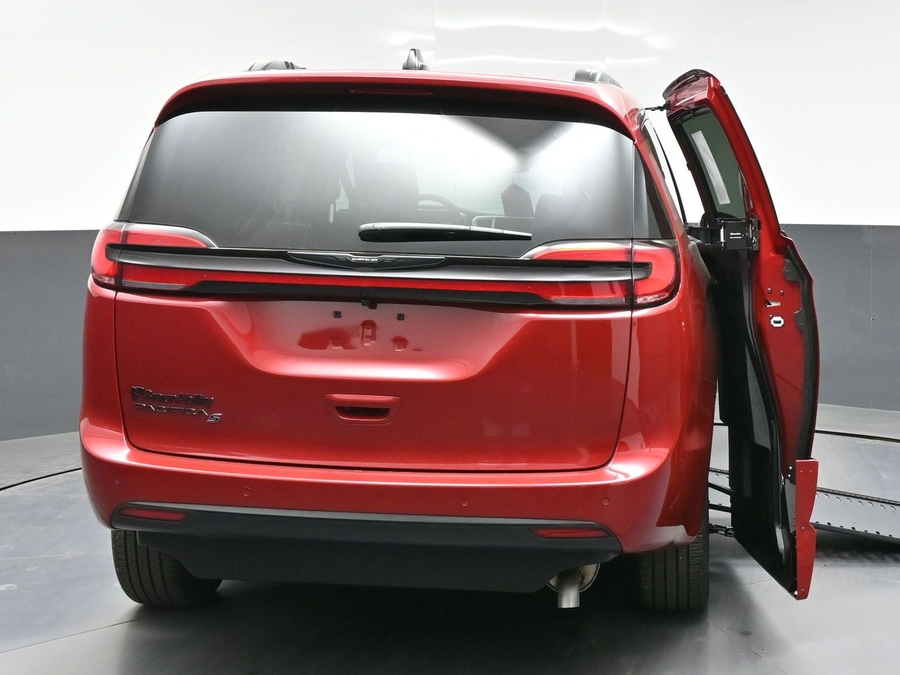 New 2026 Chrysler Pacifica Select Sport - BraunAbility Side Entry Entry In Floor Automatic Ramp