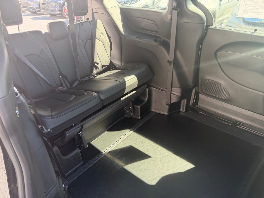 Black Chrysler Pacifica image number 11