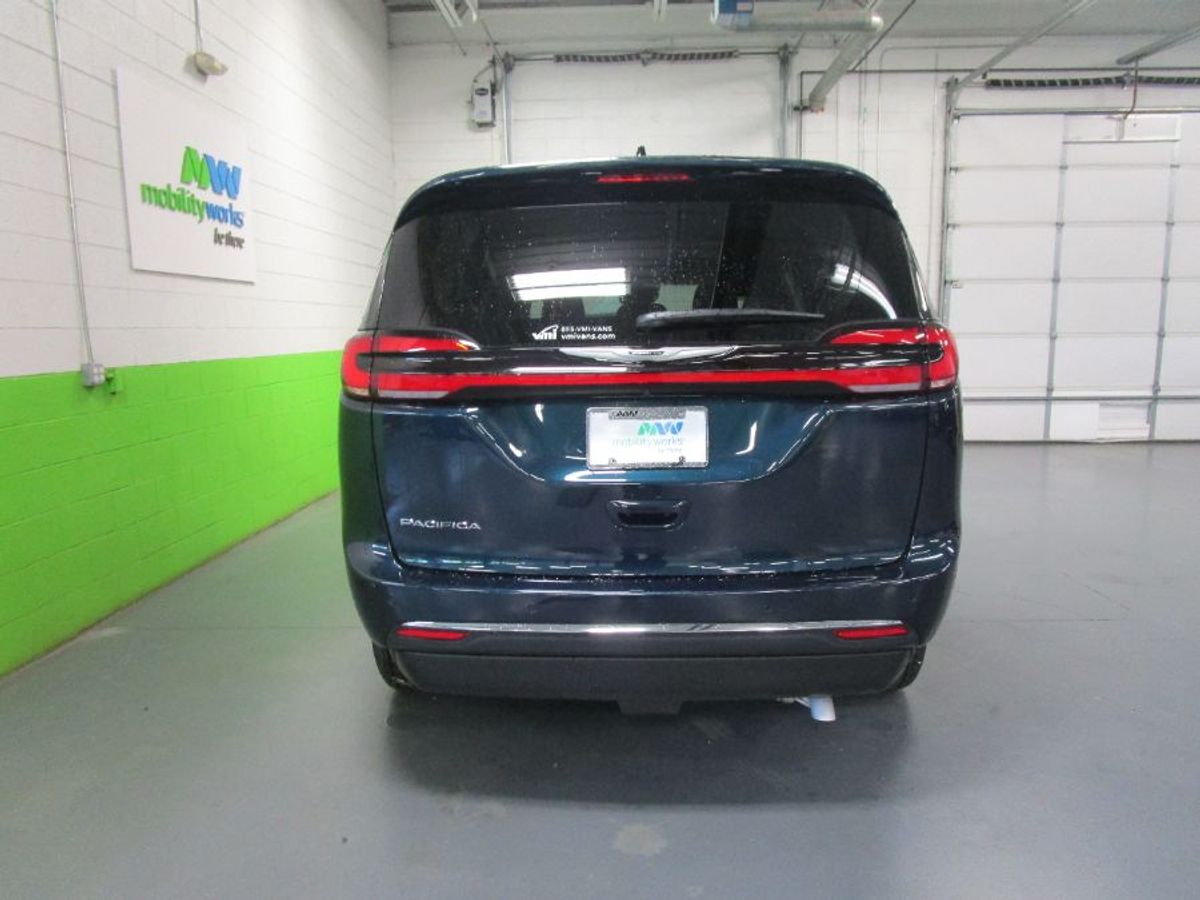 Blue Chrysler Pacifica image number 12