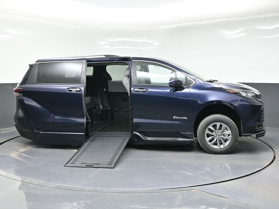 Blue Toyota Sienna image number 5