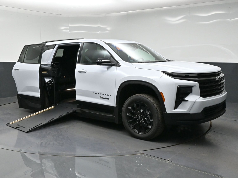 New 2026 Chevrolet Traverse 1LT Midnight - BraunAbility Side Entry In Floor Automatic Ramp