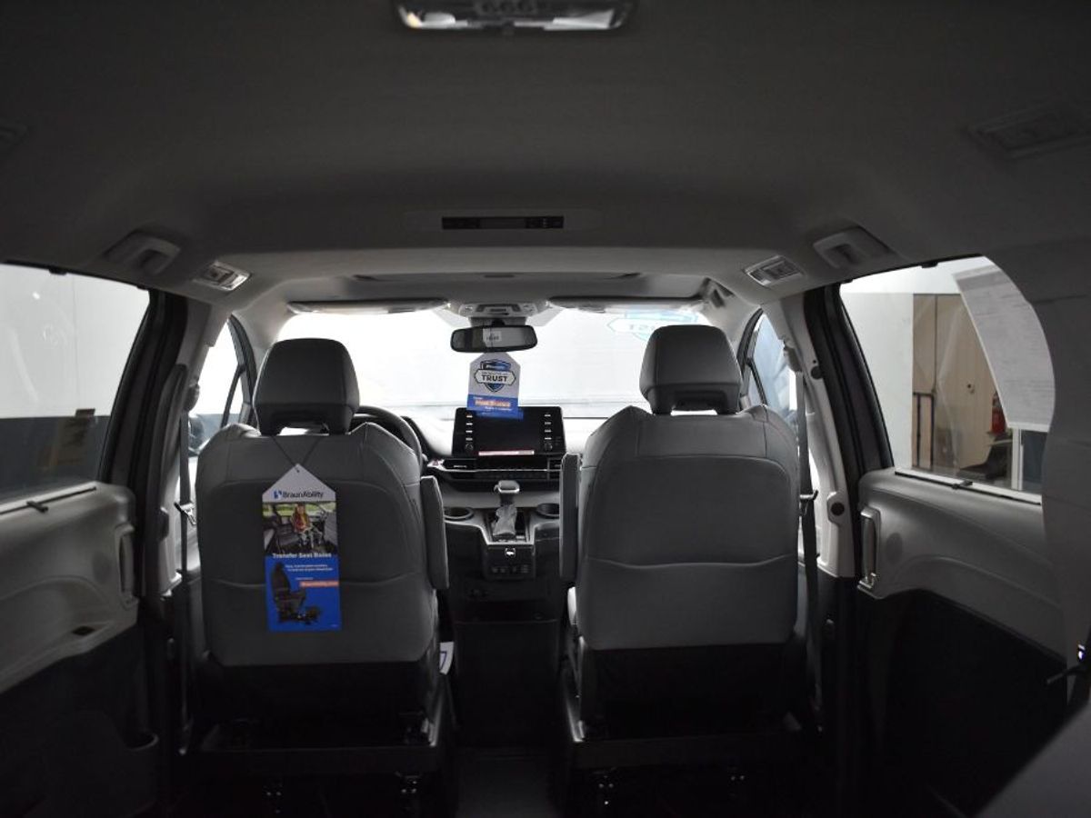Grey Toyota Sienna image number 18