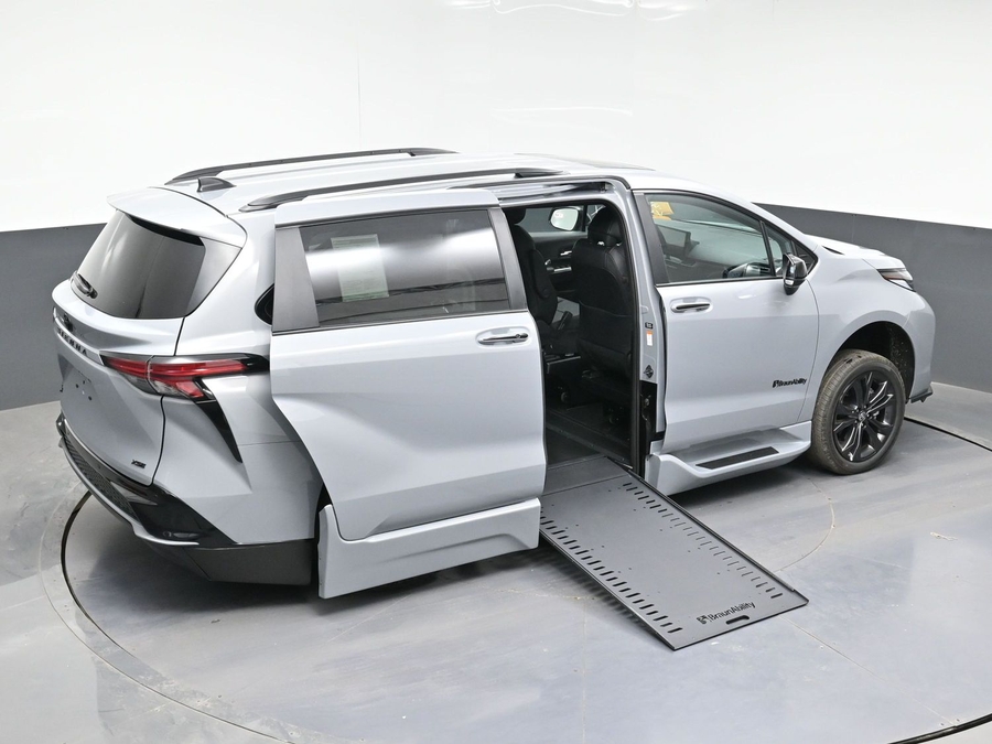 New 2026 Toyota Sienna Hybrid XSE Sport - BraunAbility Side Entry Entry In Floor Automatic Ramp