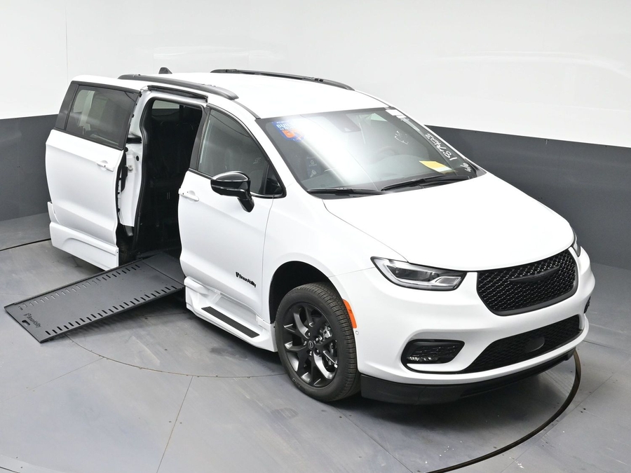 White Chrysler Pacifica image number 19
