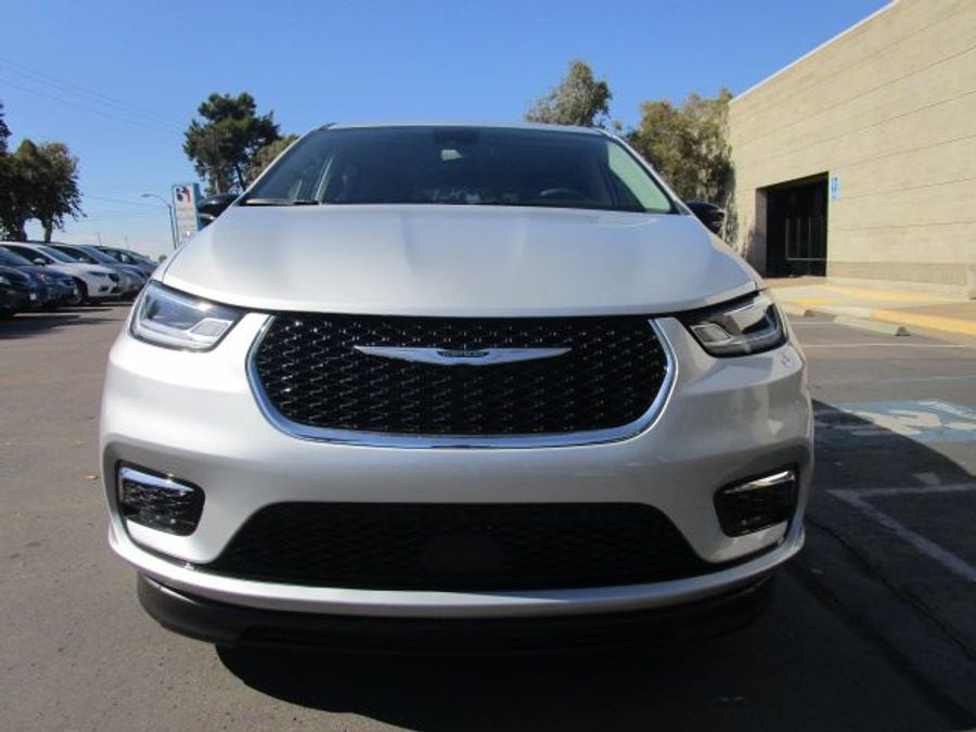 Used 2024 Chrysler Pacifica Touring L - BraunAbility Side Entry Entry Fold Out Automatic Ramp