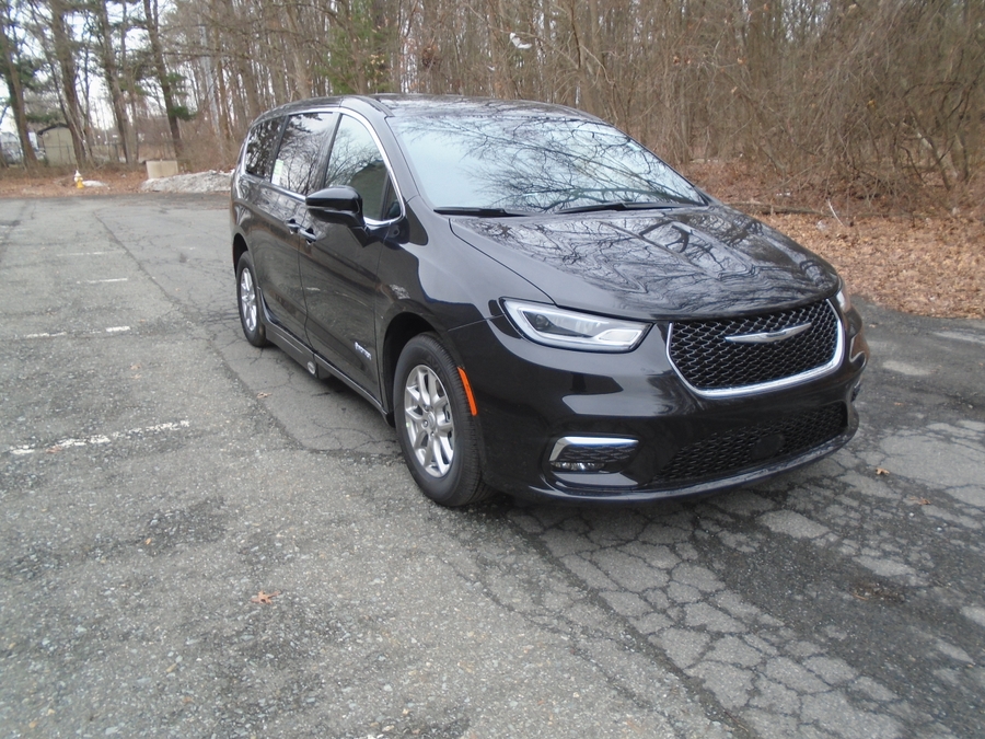 Black Chrysler Pacifica image number 10