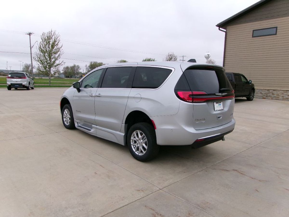 Silver Chrysler Pacifica image number 16
