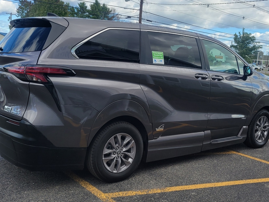 Grey Toyota Sienna image number 7