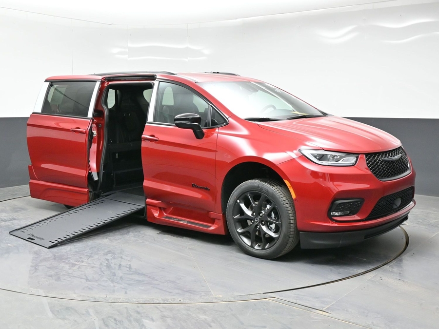 New 2026 Chrysler Pacifica Select Sport - BraunAbility Side Entry In Floor Automatic Ramp