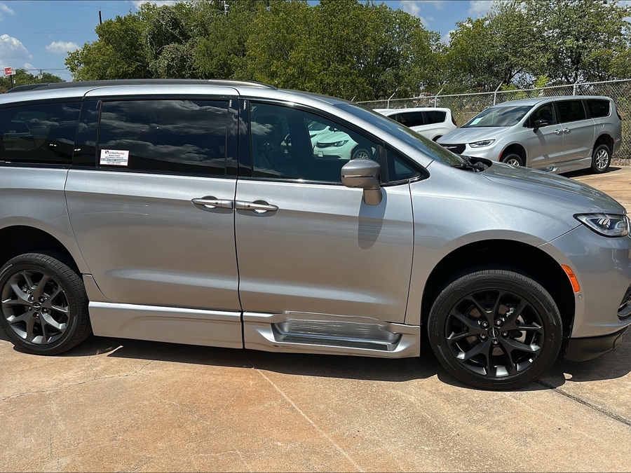 Used 2021 Chrysler Pacifica Touring L - BraunAbility Side Entry In Floor Automatic Ramp