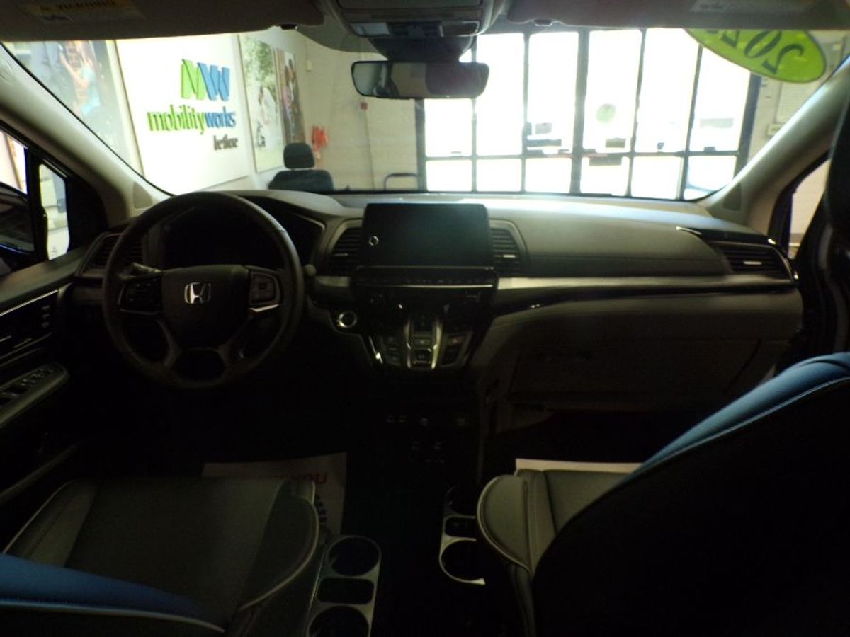 Grey Honda Odyssey image number 11