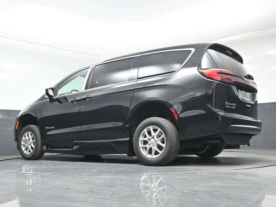 Black Chrysler Pacifica image number 17