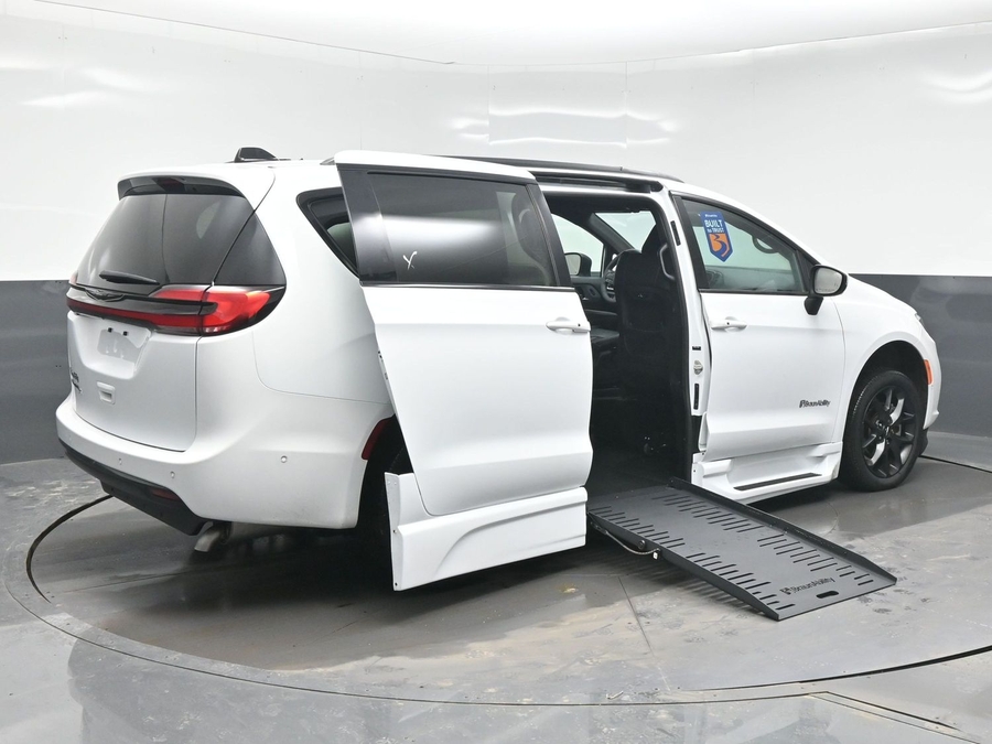 Used 2023 Chrysler Pacifica Touring L - BraunAbility Side Entry Entry Fold Out Automatic Ramp