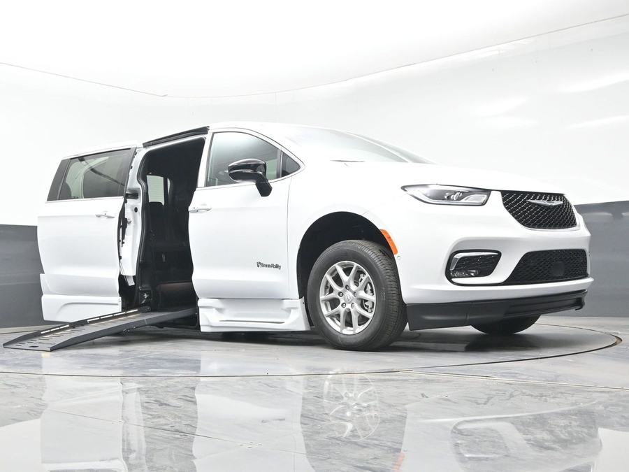 New 2026 Chrysler Pacifica Select Safety - BraunAbility Side Entry Entry Fold Out Automatic Ramp