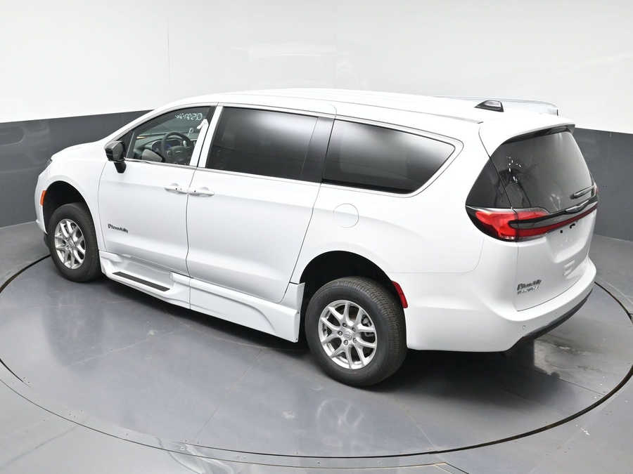 New 2026 Chrysler Pacifica Select Safety - BraunAbility Side Entry Entry Fold Out Automatic Ramp