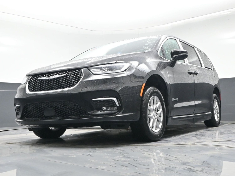 Black Chrysler Pacifica image number 19