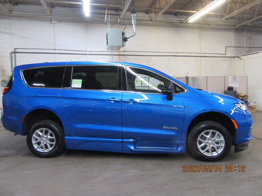 Blue Chrysler Pacifica image number 36