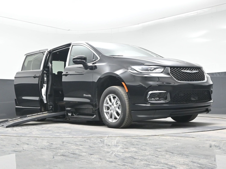 Black Chrysler Pacifica image number 18