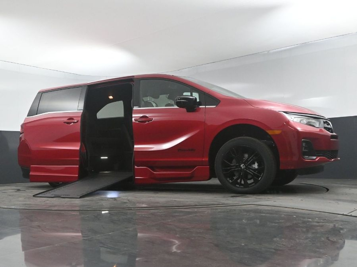 Red Honda Odyssey image number 17