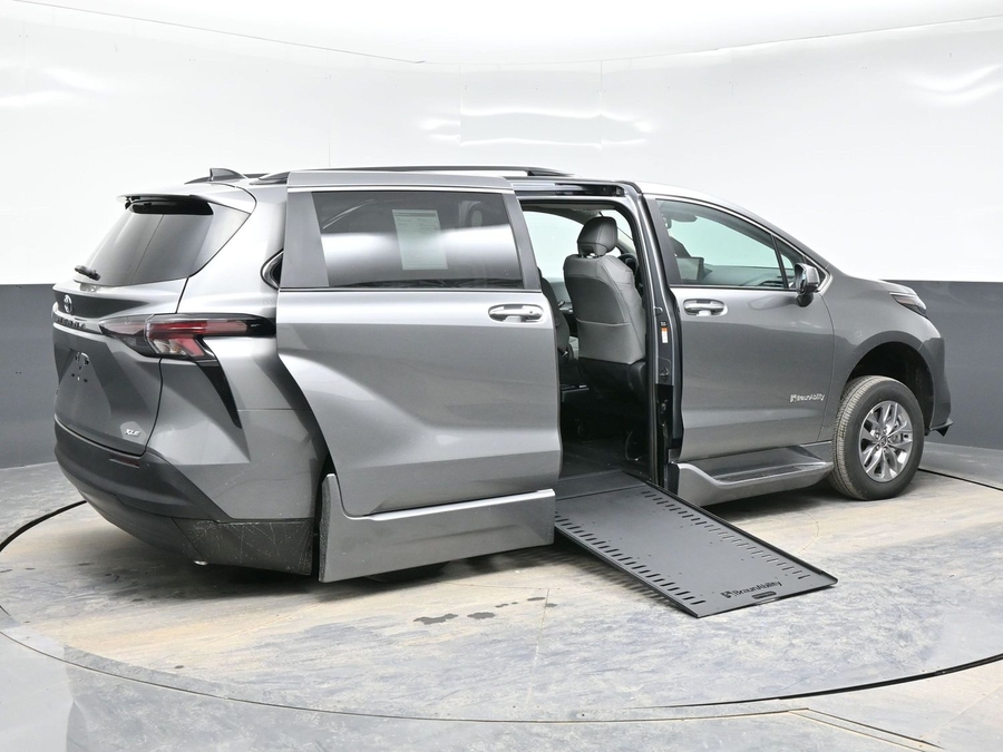 Grey Toyota Sienna image number 4