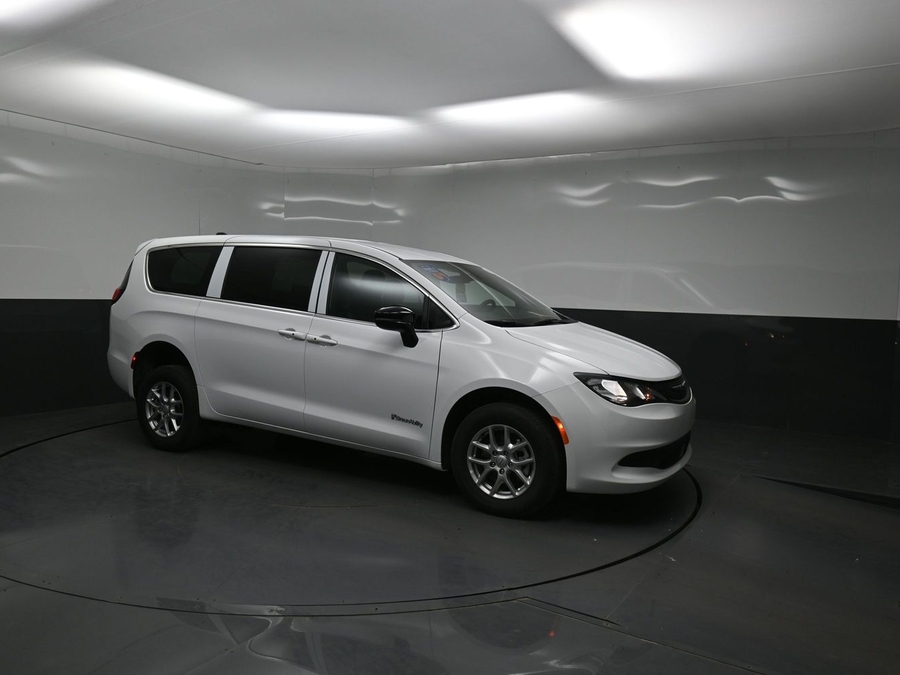White Chrysler Voyager image number 18