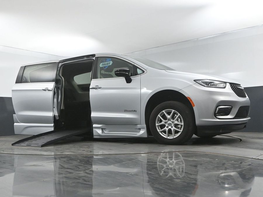 Used 2024 Chrysler Pacifica Touring L - BraunAbility Side Entry Entry Fold Out Automatic Ramp