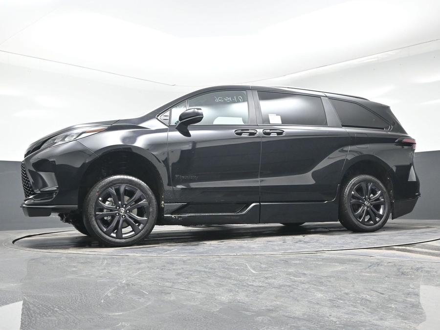 Black Toyota Sienna image number 19