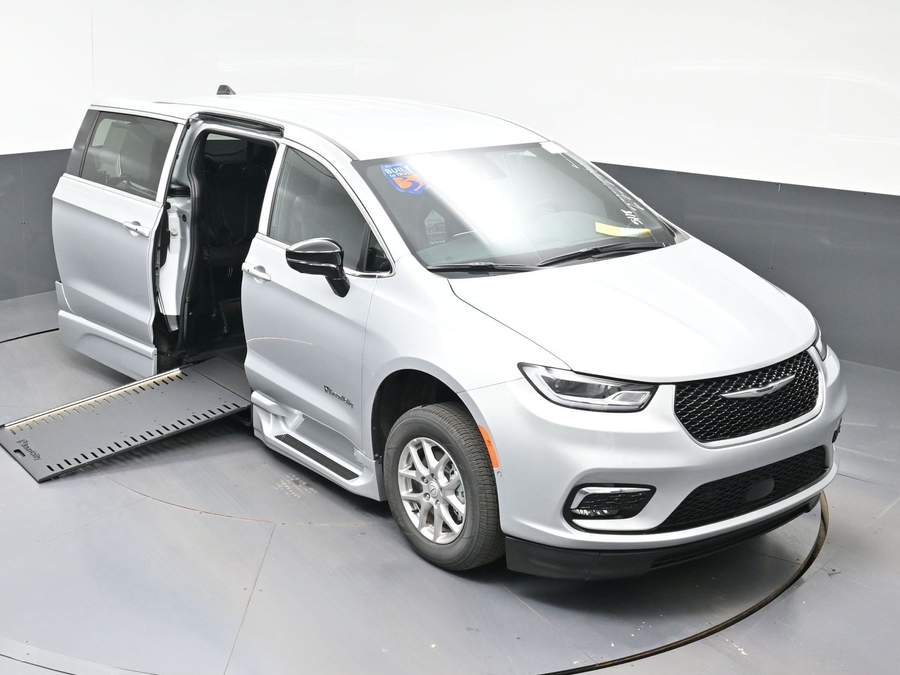 New 2026 Chrysler Pacifica Select Safety - BraunAbility Side Entry In Floor Automatic Ramp