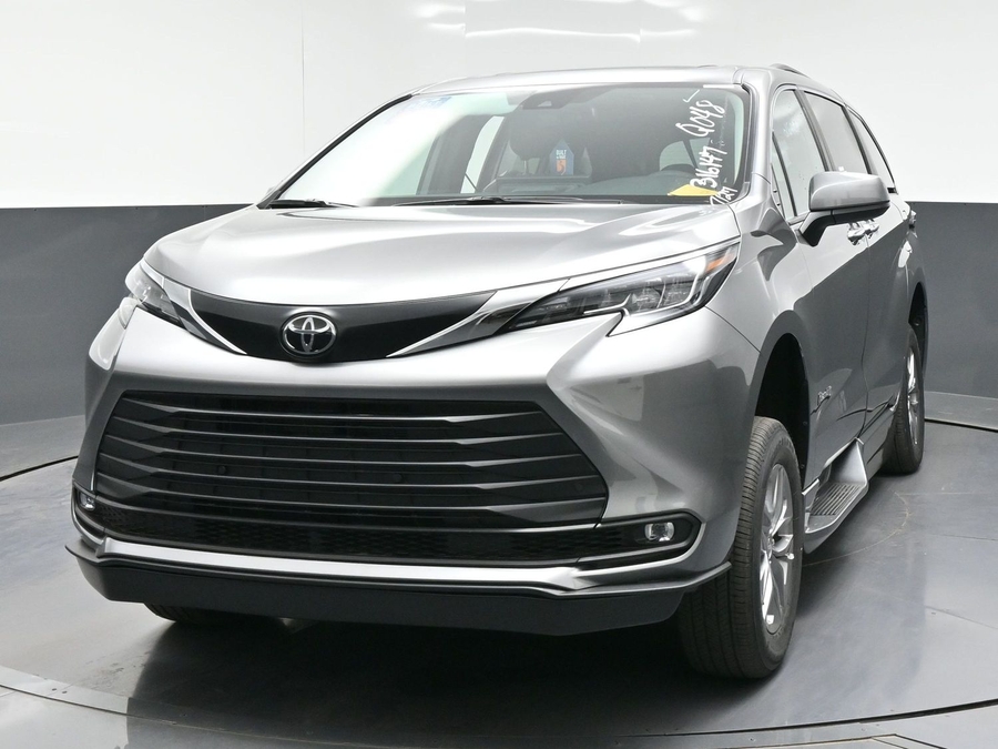 Grey Toyota Sienna image number 14
