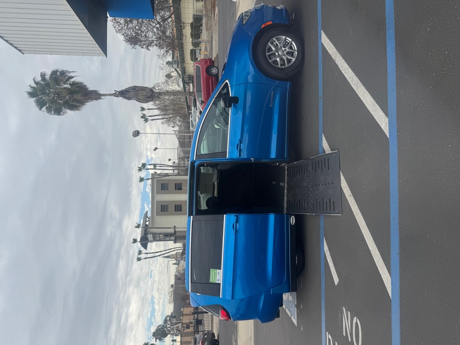 Blue Chrysler Pacifica image number 5