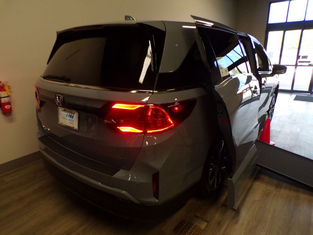 Grey Honda Odyssey image number 1