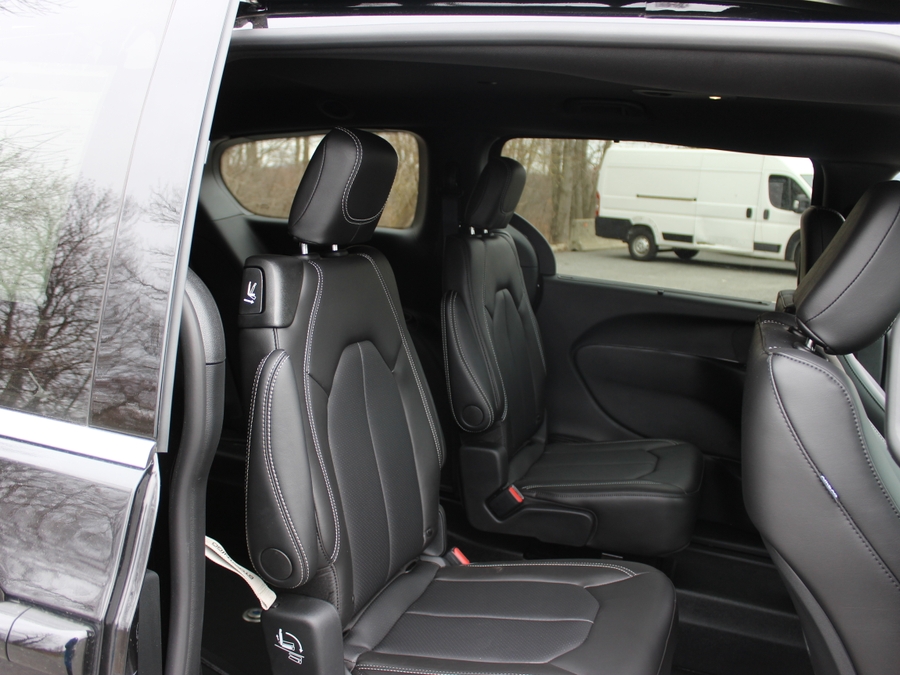 Black Chrysler Voyager image number 17
