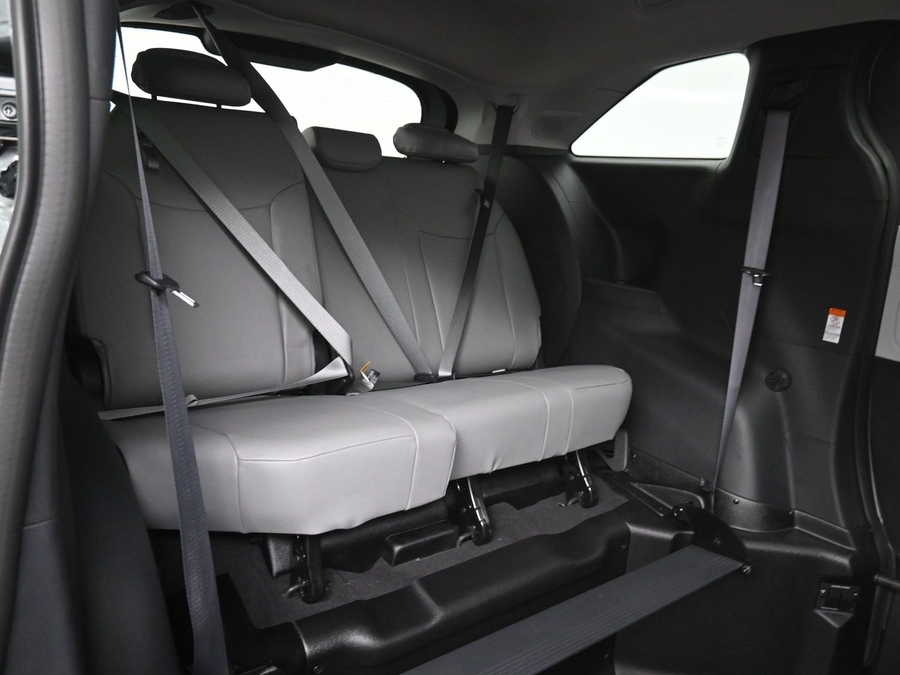 Silver Toyota Sienna image number 9