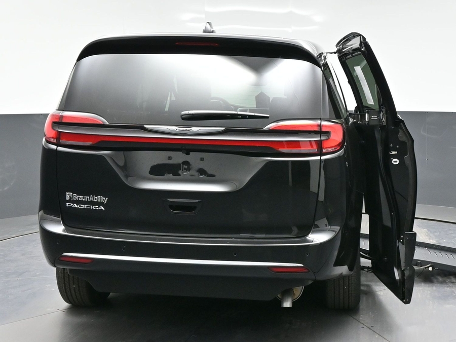Black Chrysler Pacifica image number 5