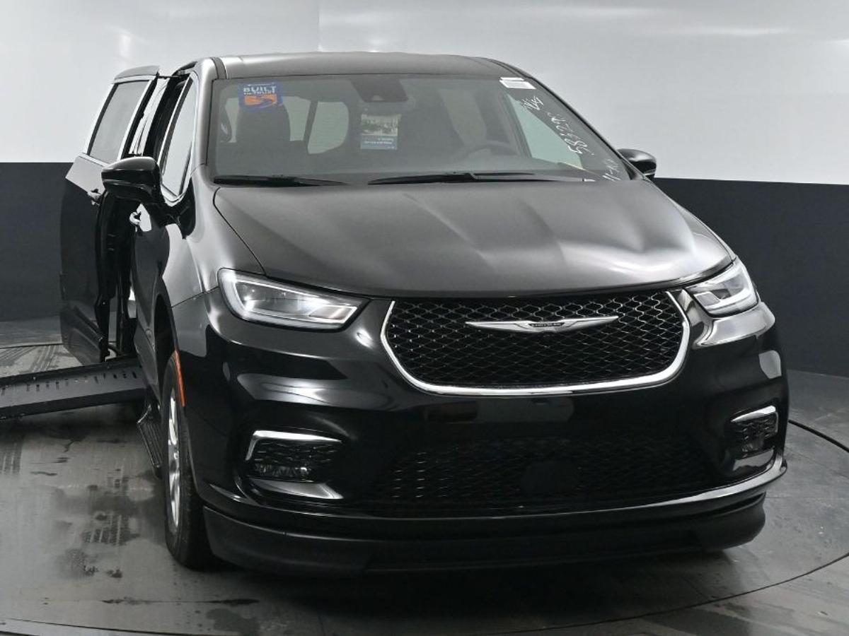 Black Chrysler Pacifica image number 1