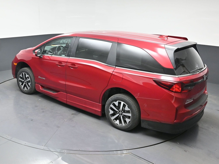 Red Honda Odyssey image number 22