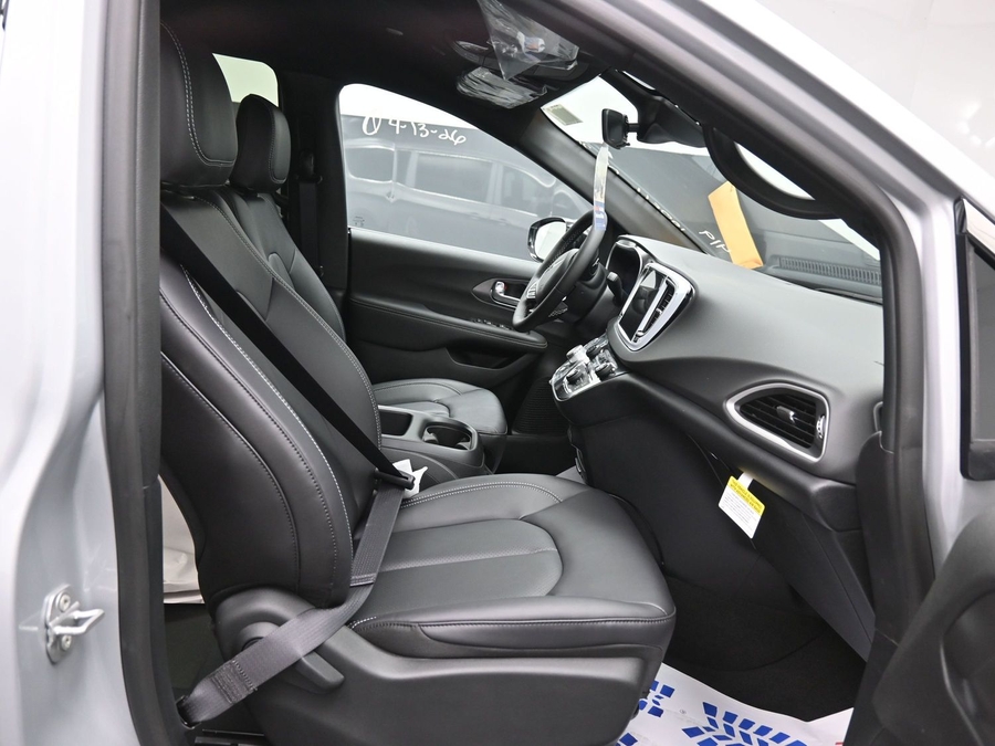 Silver Chrysler Voyager image number 11