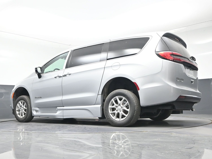 Silver Chrysler Pacifica image number 17