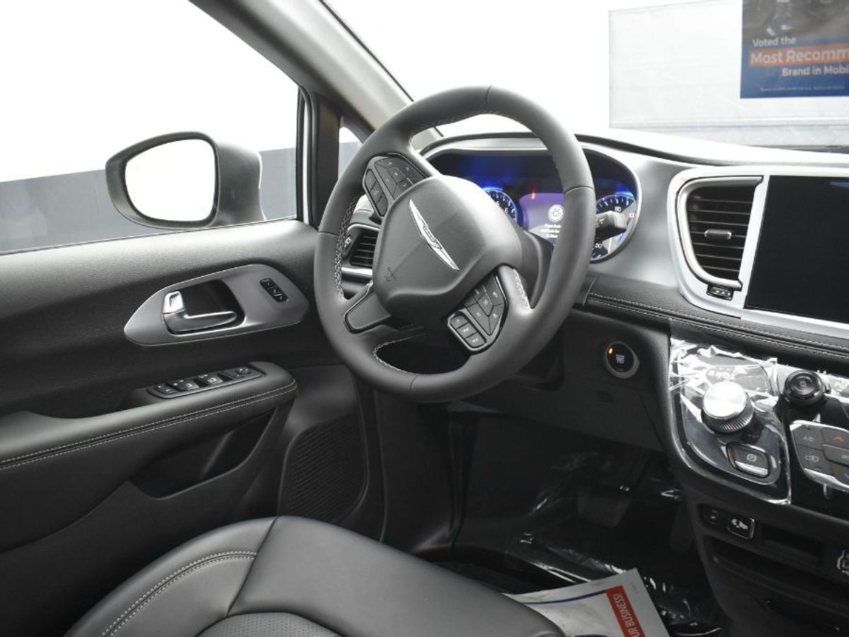 White Chrysler Pacifica image number 6