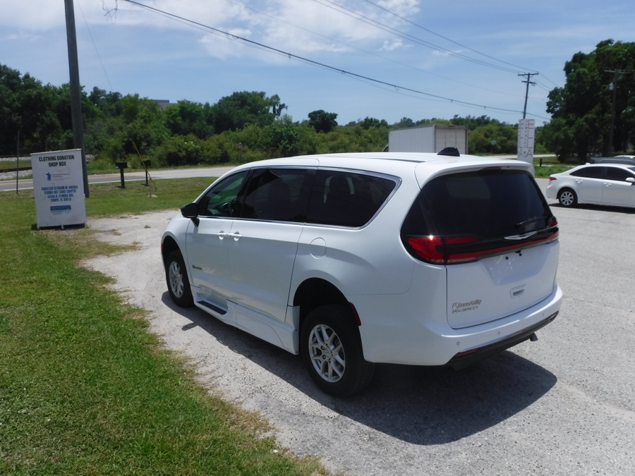White Chrysler Pacifica image number 19