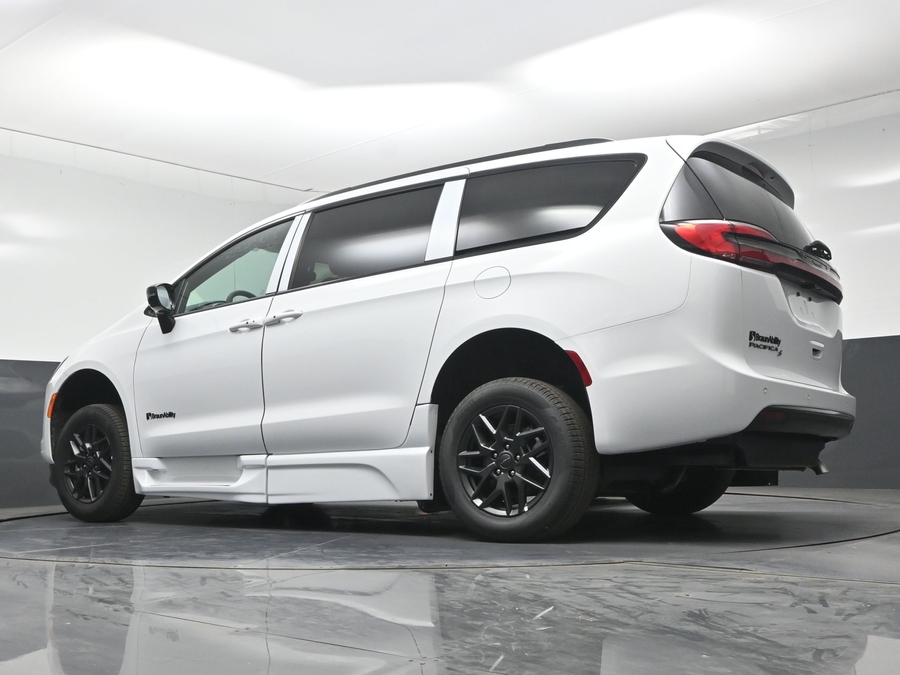 New 2027 Chrysler Pacifica Select Sport - BraunAbility Side Entry In Floor Automatic Ramp