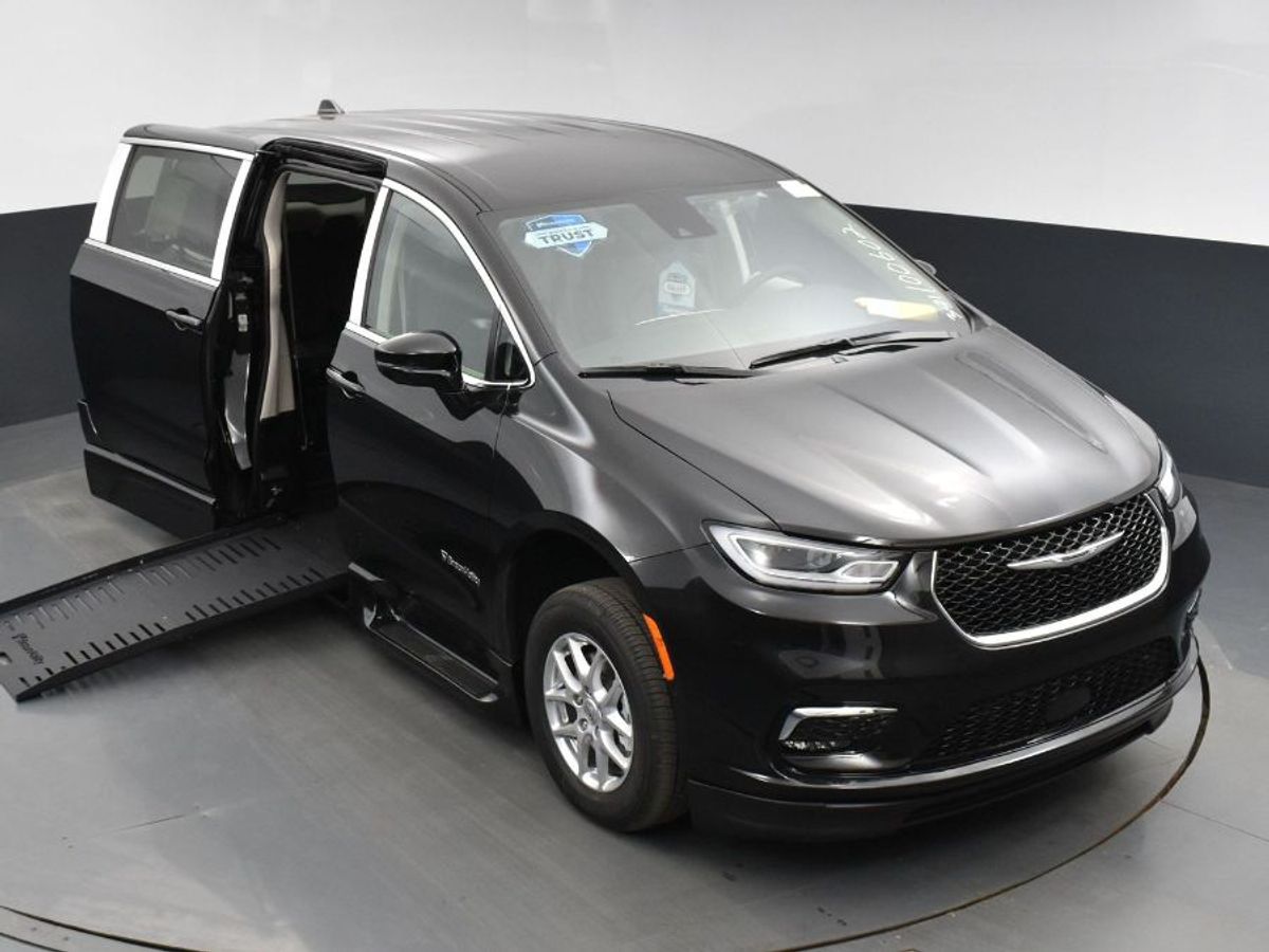Black Chrysler Pacifica image number 13