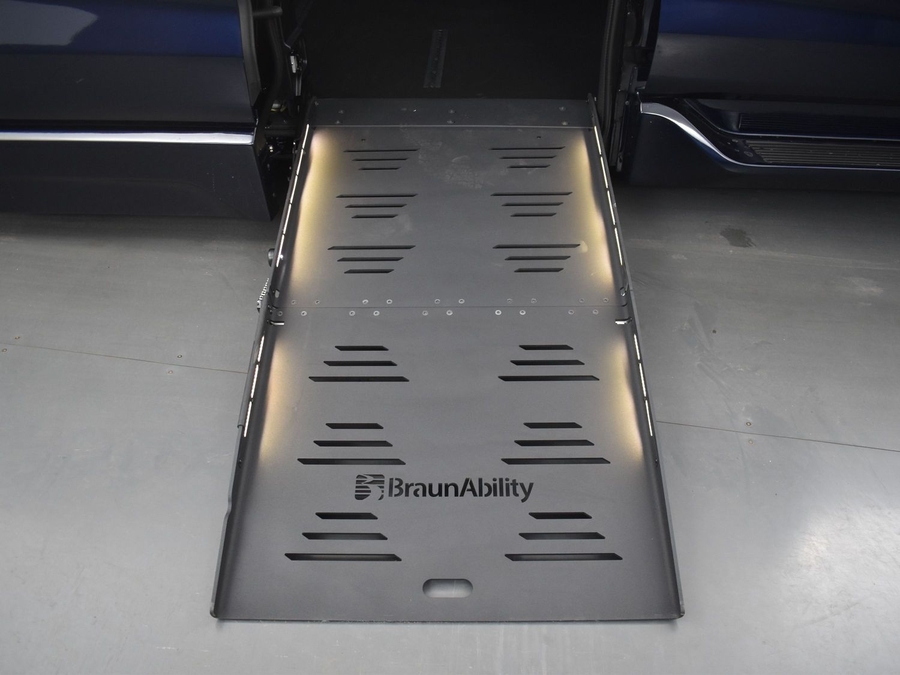 New 2025 Toyota Sienna Hybrid LE - BraunAbility Side Entry Entry Fold Out Automatic Ramp